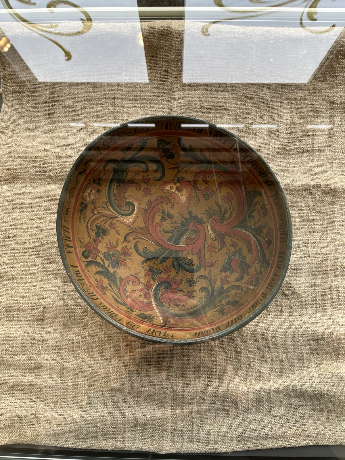 Rosemaled bowl NF.2023-0908 in its display case